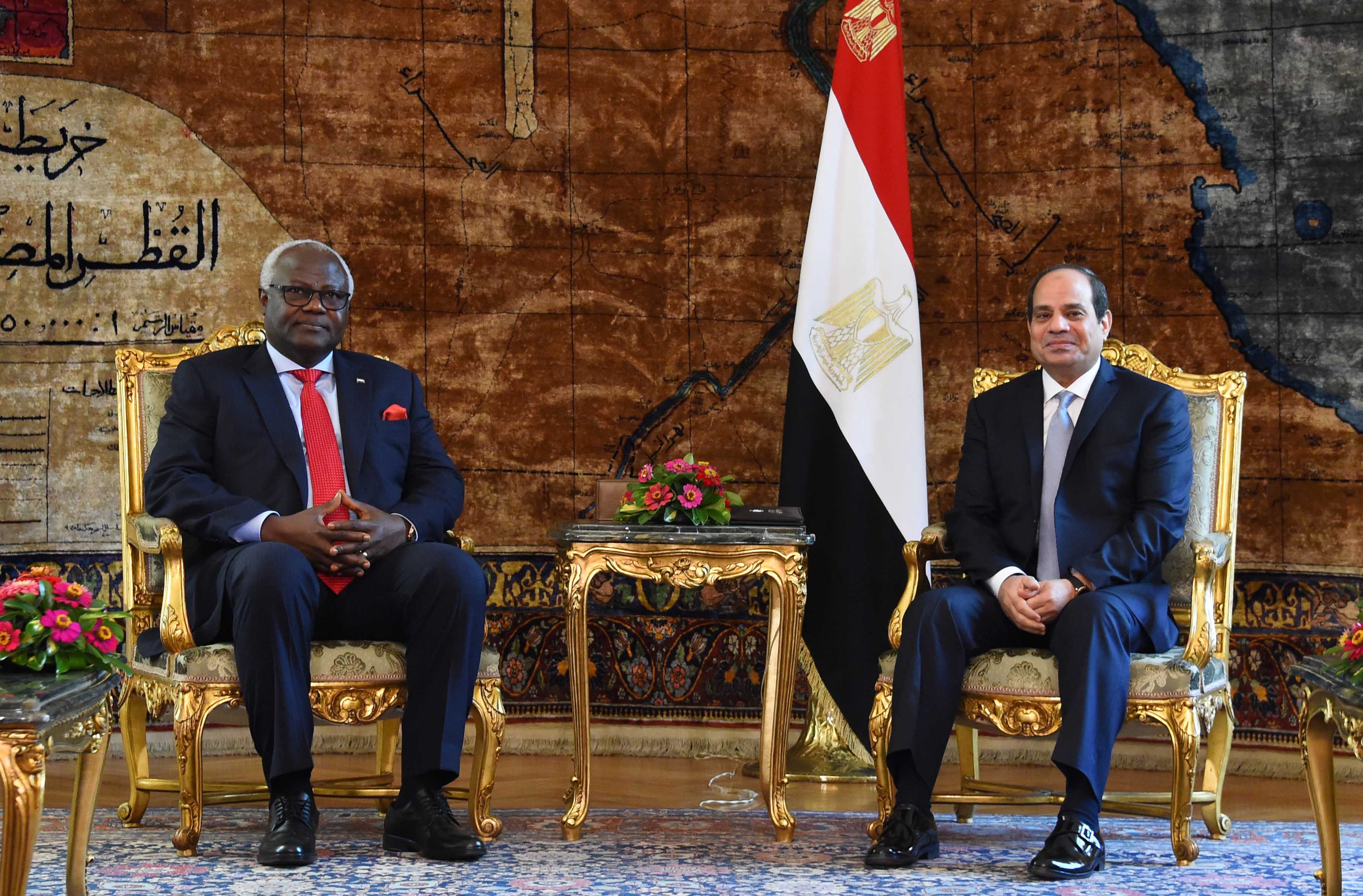 السيسى يجرى إتصال هاتفياً برئيس سيراليون لتقديم واجب التعازي