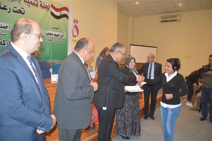 محافظ المنيا يسلم 50 عقد عمل لشباب وفتيات متحدى الإعاقة.