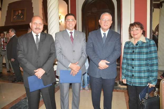 وزير التنمية المحلية يكرم 3 قيادات من المنيا.