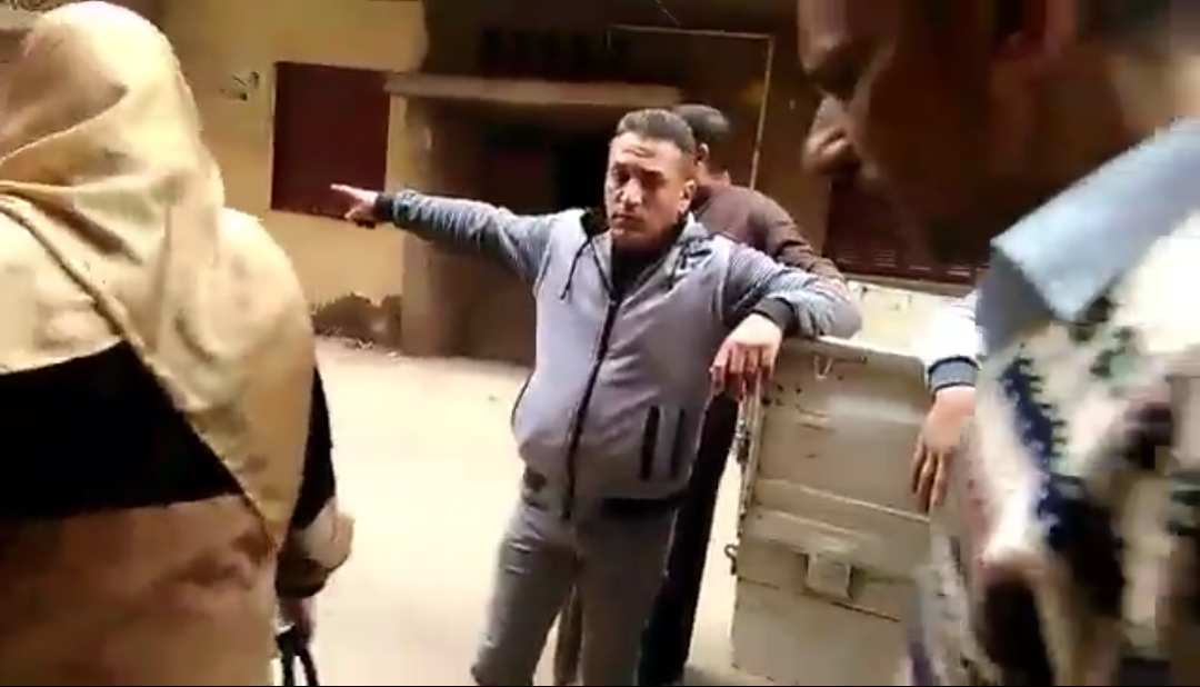 موظف بحي شبرا الخيمة يستخدم نفوذة لتسميم الكلاب والإستيلاء علي شارع لعمل چراج خاص