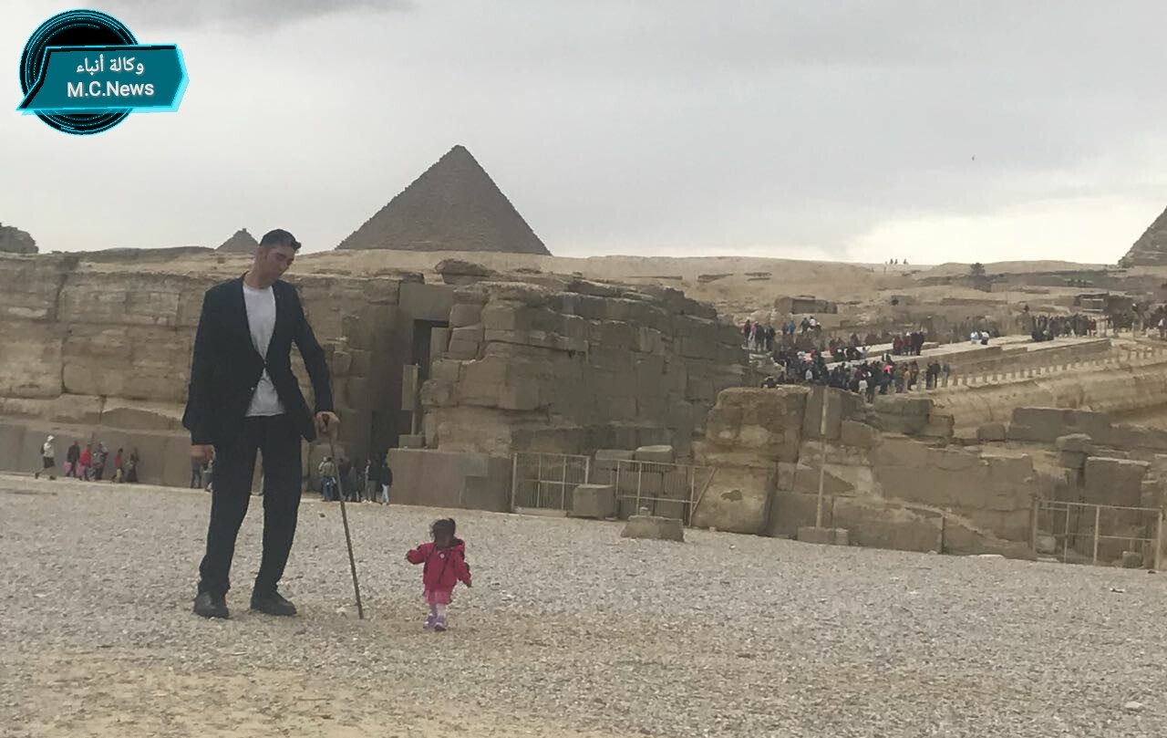 أطول رجل وأقصر سيدة في العالم بالقاهرة للترويج السياحة
