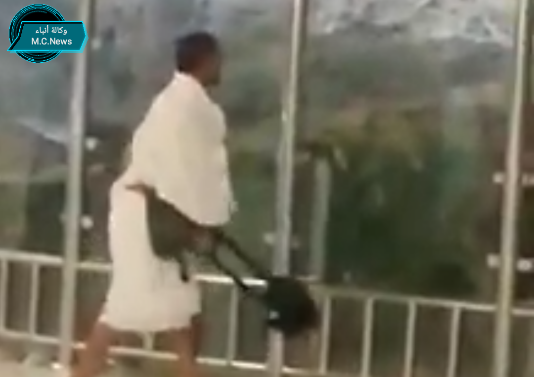 علي صيحة «الله وأكبر» يكسر الحاجز الزجاجي للصفاء والمروة ليدخل إليها !!    (فيديو)
