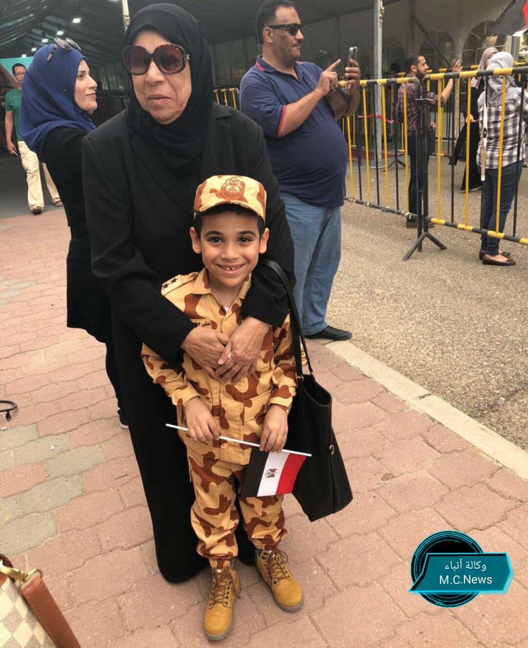 المصريين بالكويت: مشاركتنا بالإنتخابات رسالة دعم للقوات المسلحة وللرئيس السيسي   (فيديو)