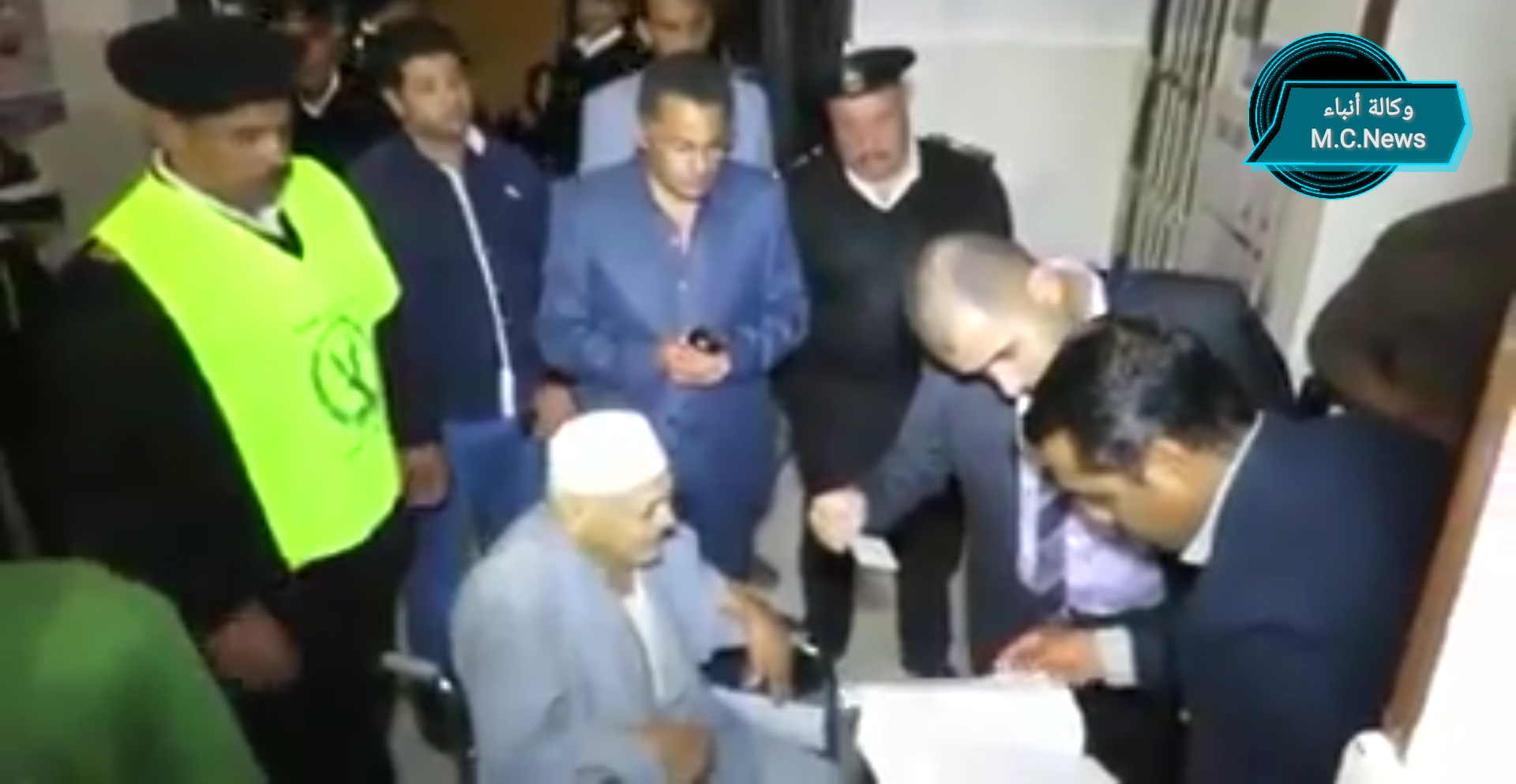 مدير أمن الإسماعيلية يلبي رغبة مواطن يعانى من "بتر في ساقه" أراد الإدلاء بصوته بالإنتخابات الرئاسية  (فيديو)