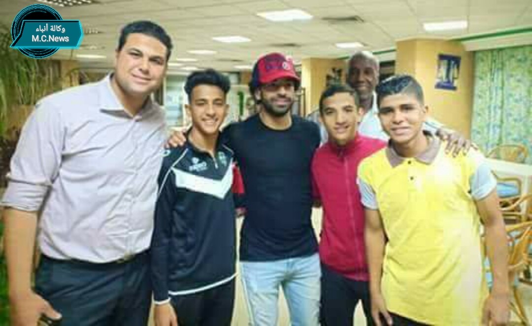 محمد صلاح يفاجئ العاملين بنادي المقاولون العرب بزيارة في منتصف الليل  (صور)