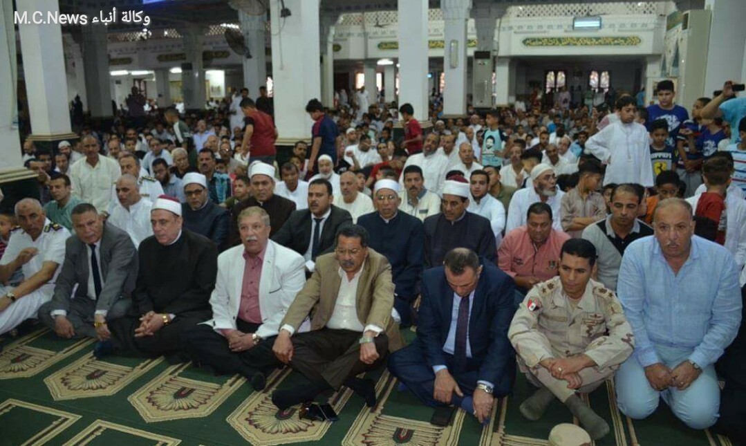 محافظ الإسماعيلية ومدير الأمن يؤدون صلاة عيد الفطر المبارك بمسجد "بدر" بحي ثالث