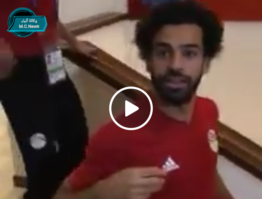 شاهد صدمة محمد صلاح من طلب مشجع مصرى له  (فيديو)