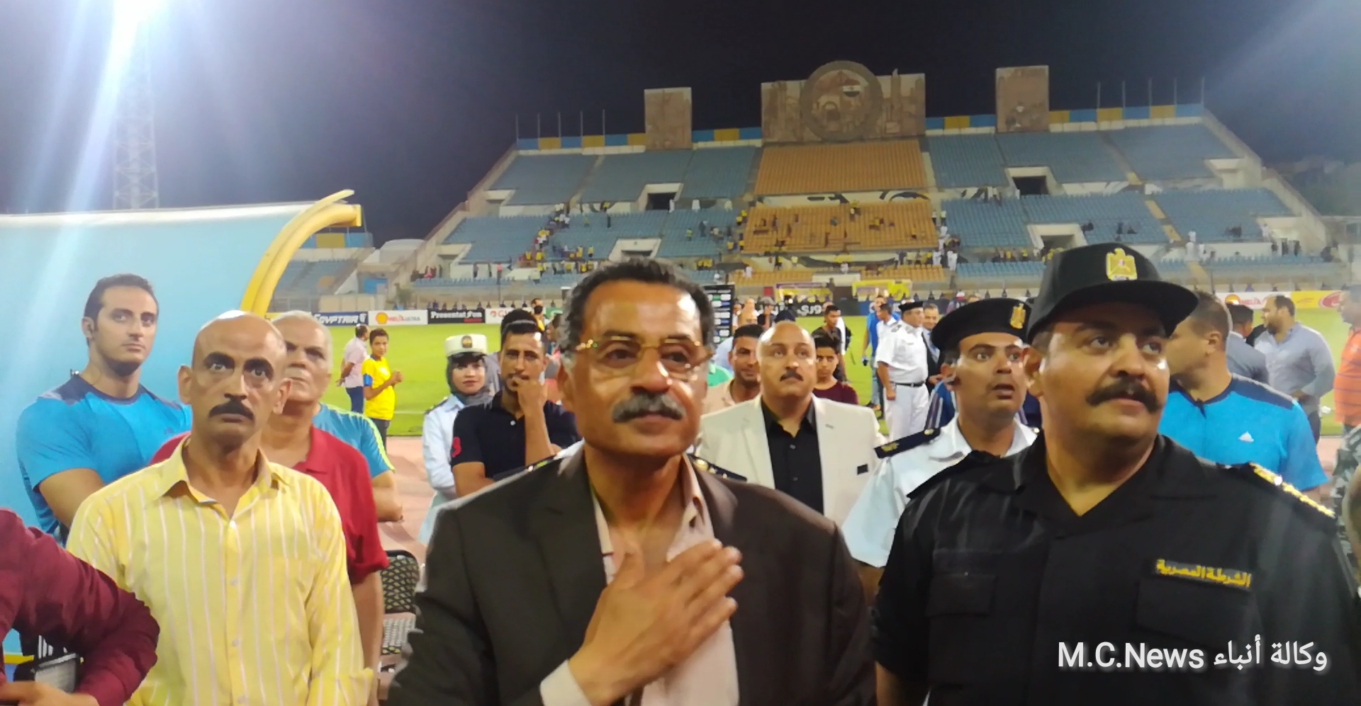 مدير أمن الإسماعيلية يحتوي غضب جماهير الدراويش بعد الهزيمة من فريق سموحة  (فيديو)