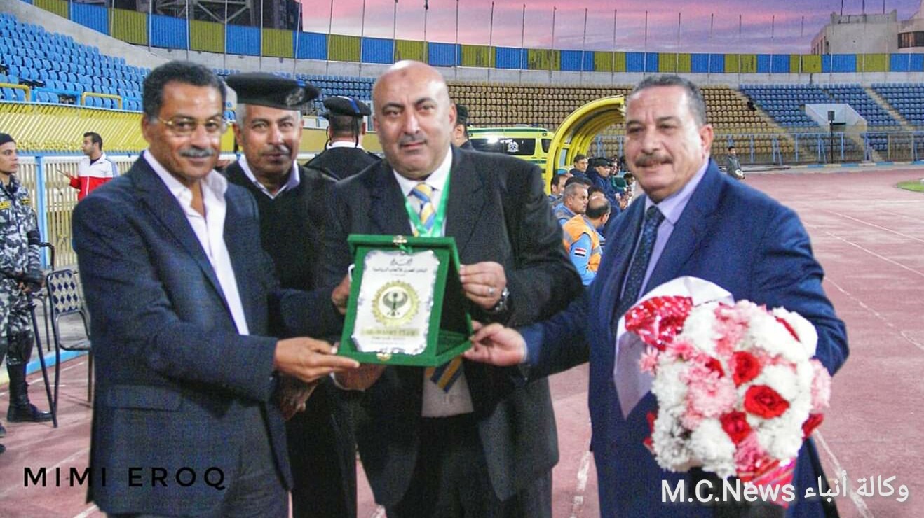 النادي المصري يكرم مدير أمن الإسماعيلية أثناء إشرافة على تأمين مباراة المصري مع مطروح