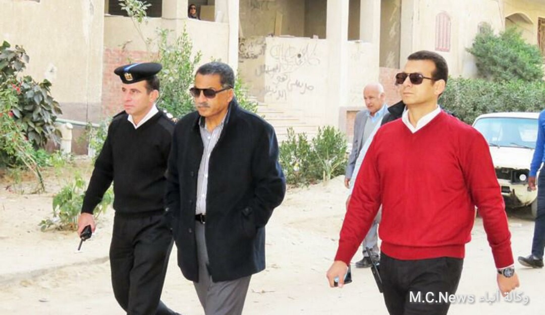 مدير أمن الإسماعيلية يرصد الحالة الأمنية بأرض الجمعيات سيراً على الأقدام ويجُوب حي ثالث