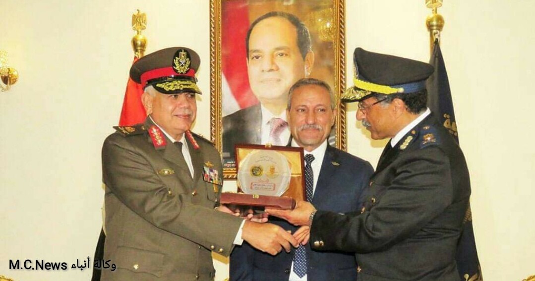مدير أمن الإسماعيلية يتبادل الدروع التذكارية مع المحافظ وقائد الجيش الثاني في عيد الشرطة