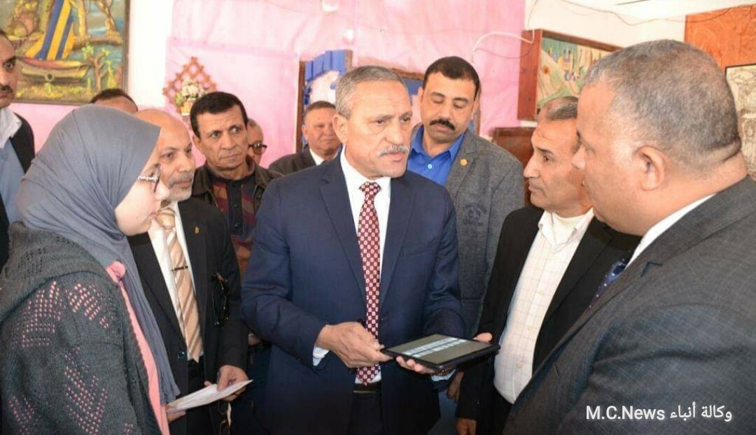 محافظ الإسماعيلية يسلم عدد ٥٣١ جهاز تابلت لطالبات مدرسة الزهور الثانوية بنات
