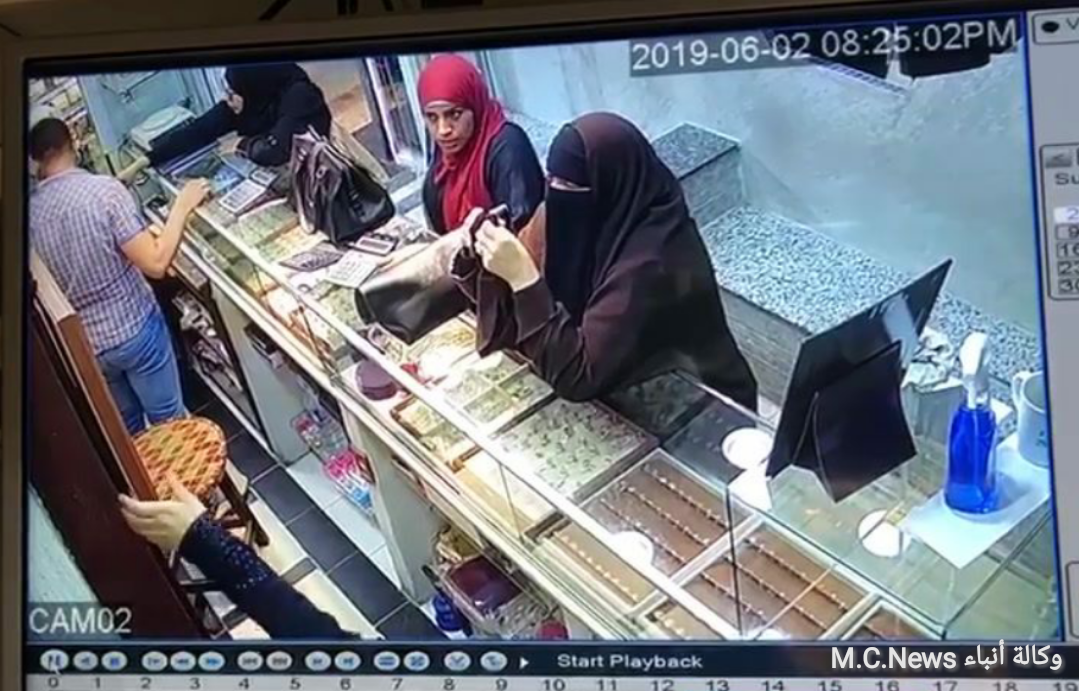 عصابة سيدات منتقبات تسرق محل ذهب بالإسماعيلية وكاميرا المحل ترصد الواقعة (فيديو)