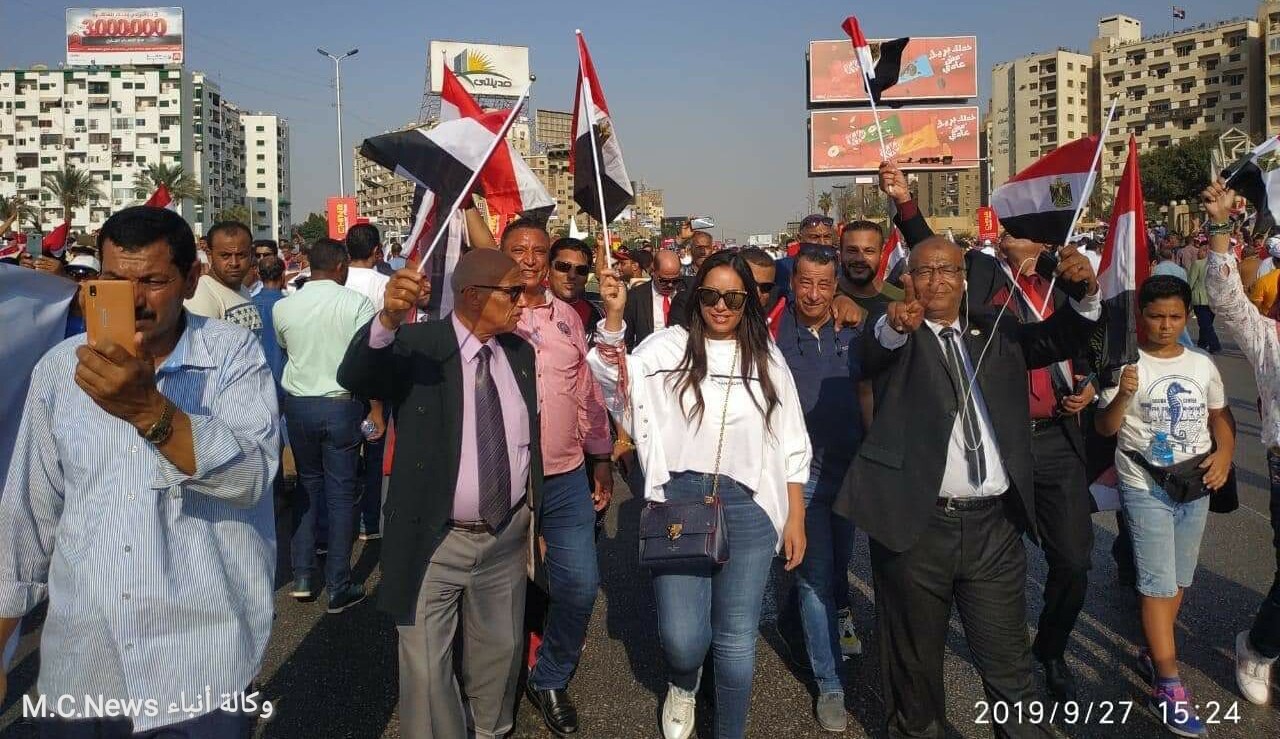 النائبة سعاد المصري تتصدر مسيرة شباب بورسعيد لدعم مصر