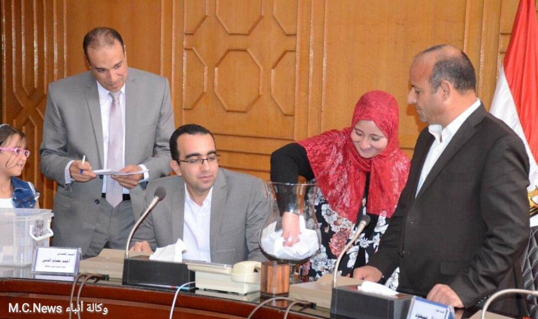 نائب محافظ الإسماعيلية يشهد القرعة العلنية لتخصيص 12 قطعة أرض ومنزل ريفى بالقنطرة شرق
