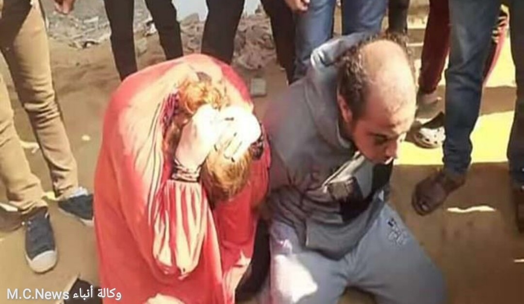 رجل وسيدة يلقون جثة علي ترعة المريوطية والأهالي تمسك بهم   (فيديو)