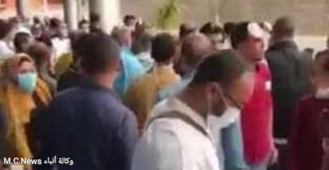 مصريين عائدين من الكويت يرفضون دخول الحجر الصحى ويهتفون بالمطار "مش هنروح الحجر" (فيديو)