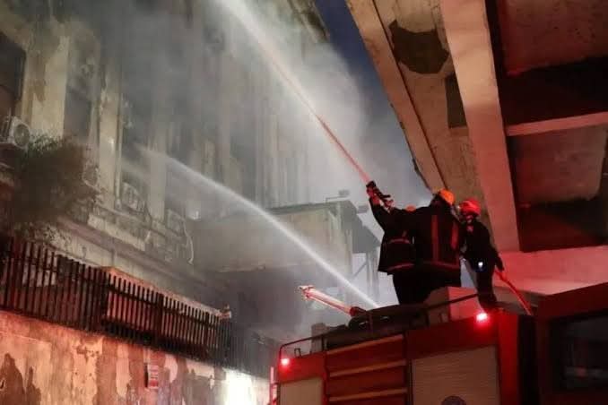 استمرار جهود الإطفاء بمكافحة النيران بسنترال رمسيس حتي مطلع الفجر بعد زحف اللهب للمباني الخلفية